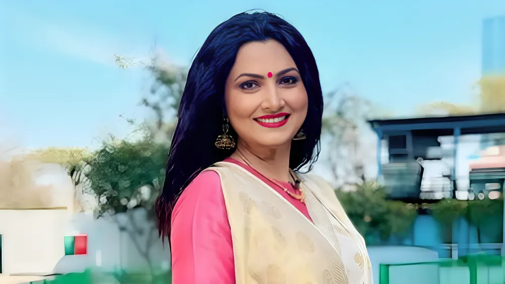 Chitra Tripathi Age and Early Life